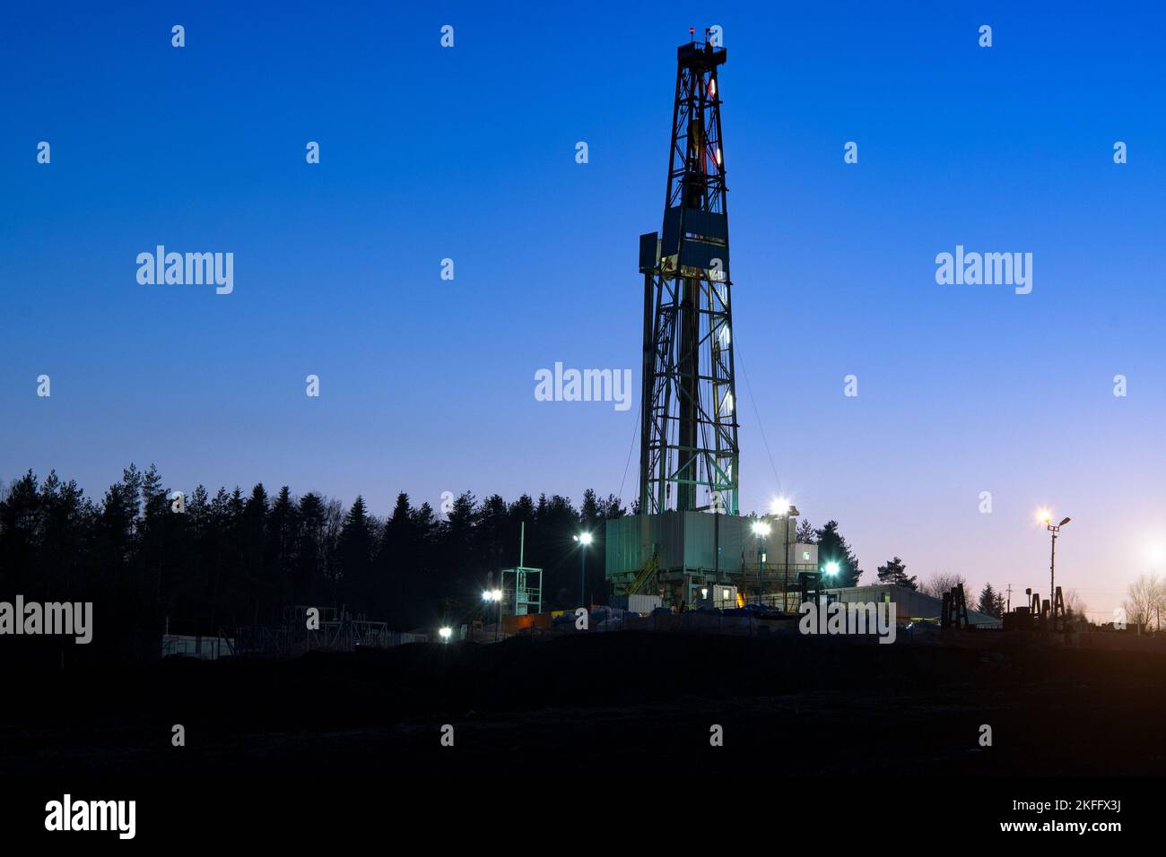 Plataforma de tierra adentro en la industria de petróleo y gas Foto de stock