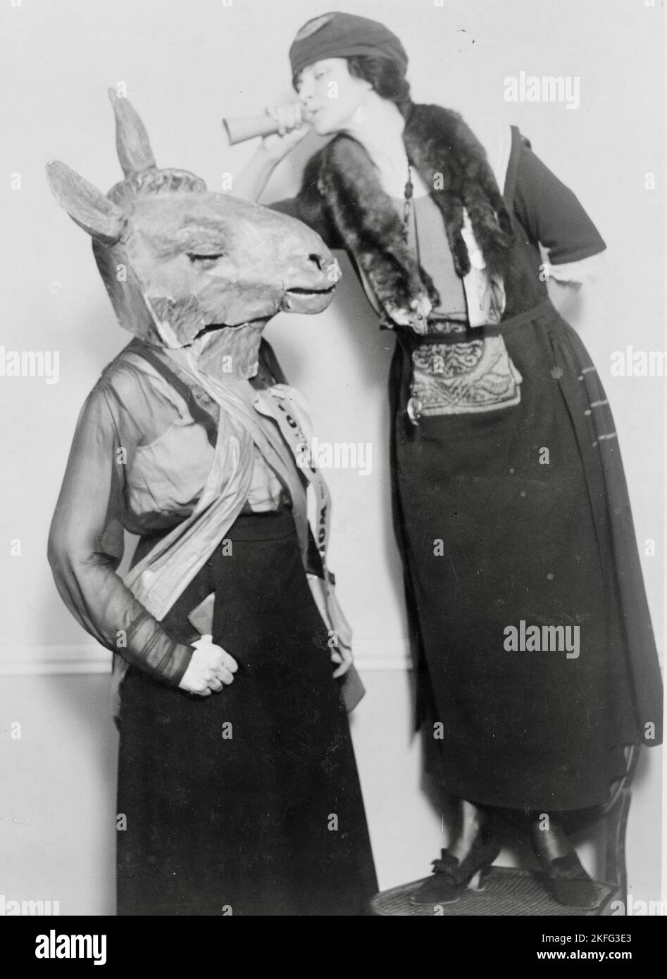 El Sr. Guilford Dudley de Nashville con la trompeta del oído, hablando