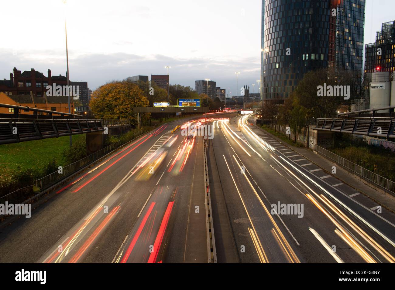 Tráfico de la autopista Mancunian Way, Manchester a través del paso subterráneo del centro de la ciudad. Exposición prolongada con desenfoque de las luces del coche. Carretera de circunvalación M57 en hora punta. Foto de stock