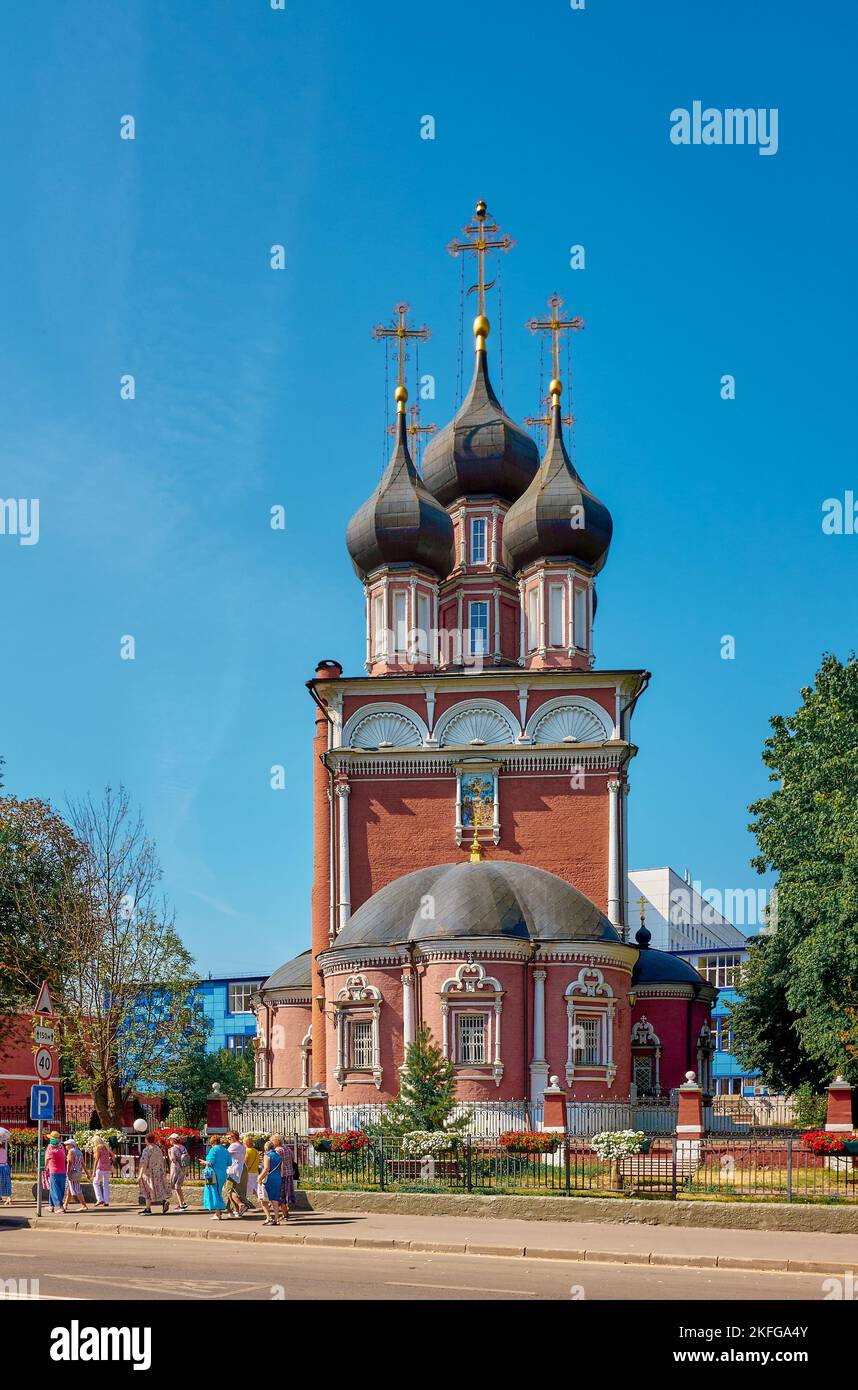 Iglesia de la colocación de la Robe en Donskaya, construida en 1701-1716, punto de referencia: Moscú, Rusia - 26 de agosto de 2022 Foto de stock