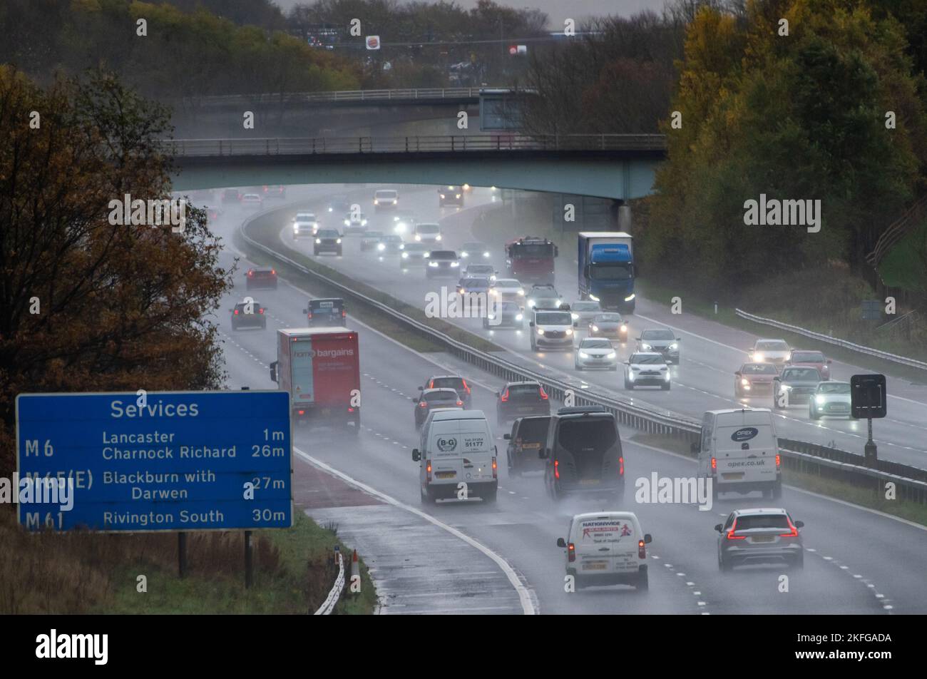 Lancaster, Lancashire, Reino Unido. 18th de Nov de 2022. Lluvia y tráfico en la autopista M6 cerca de Lancaster, Lancashire, Reino Unido Crédito: John Eveson/Alamy Live News Foto de stock