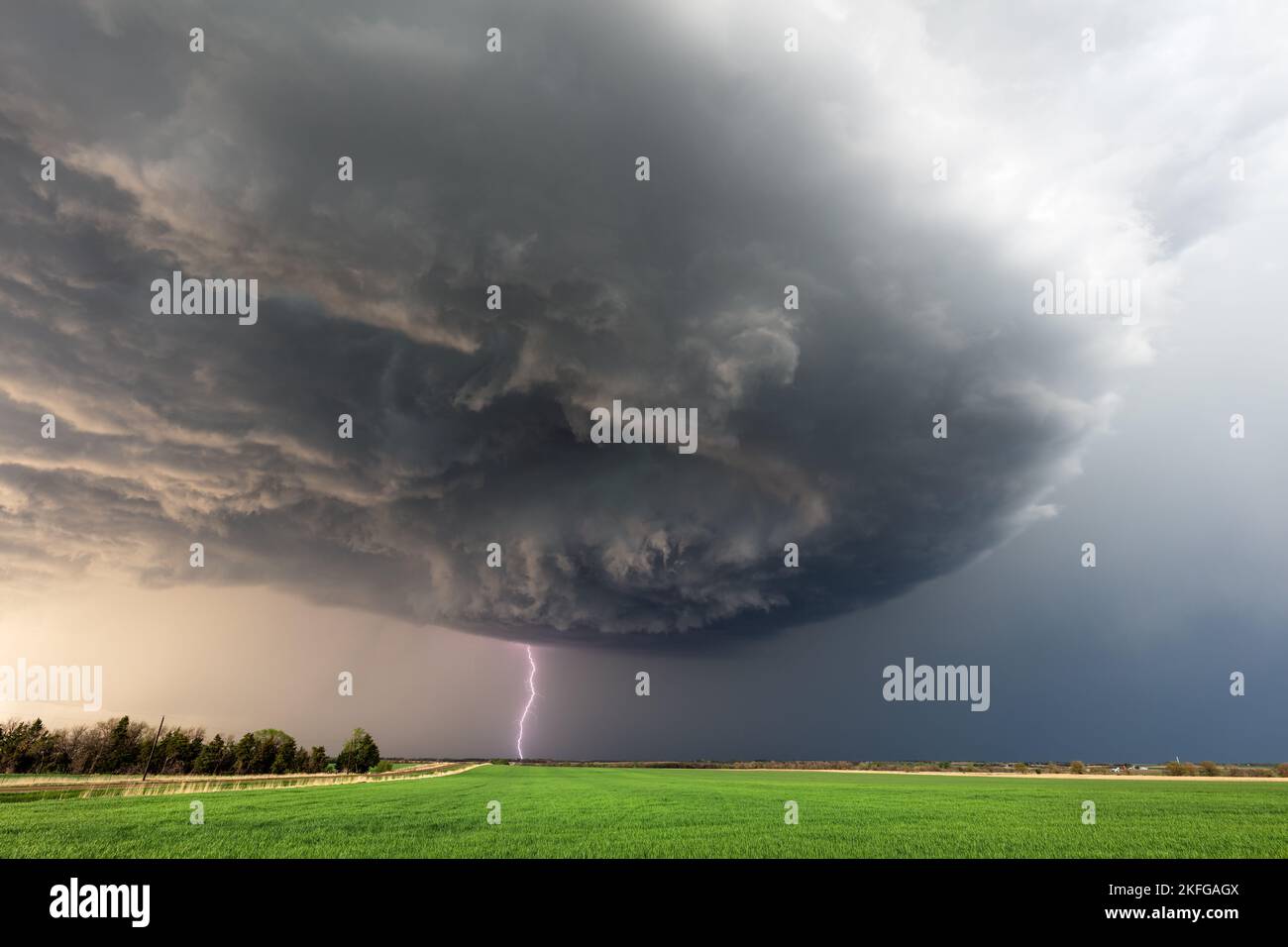 Dramáticas nubes de tormenta y relámpagos de una supercelda cerca de Herington, Kansas Foto de stock