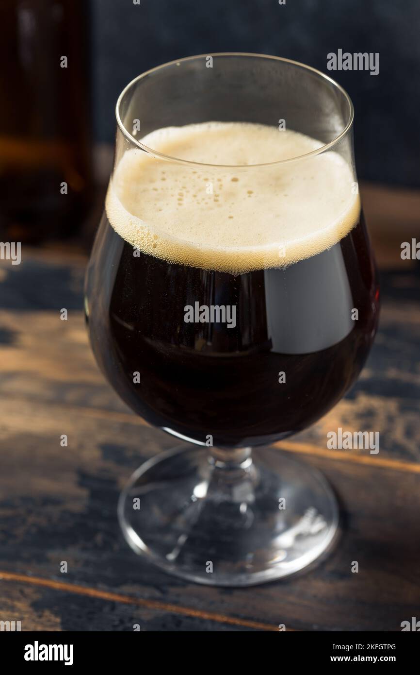 Cerveza de Porter de Artesanía Fría Boozy Stout en un vaso con patas