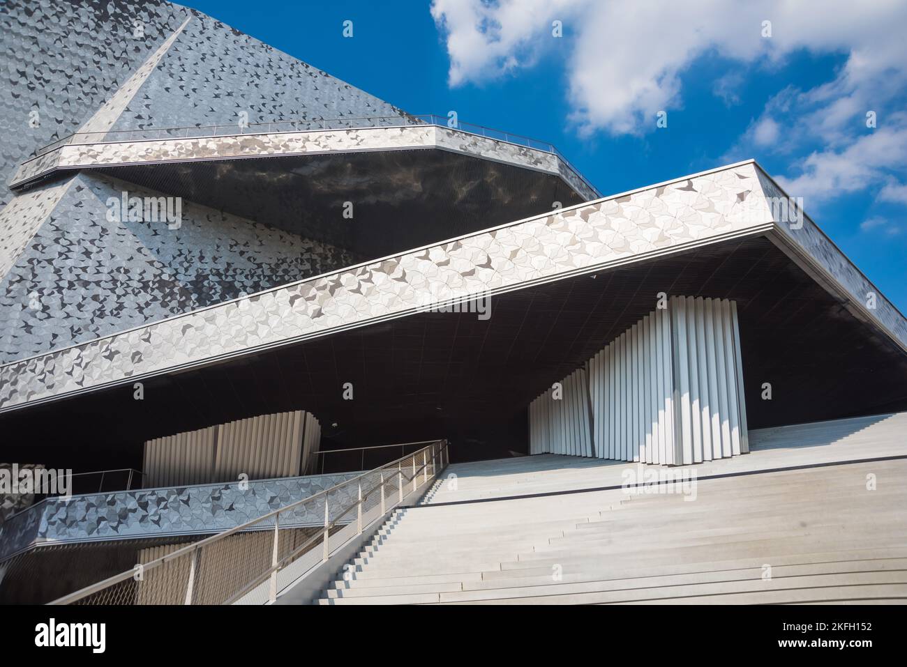 Philharmonie de Paris, Architekt Jean Nouvel, 2015 // Philharmonie de Paris del arquitecto Jean Nouvel, 2015 Foto de stock