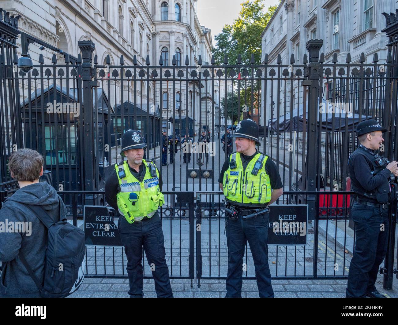 Las puertas de entrada fuertemente custodiadas a Downing Street, la casa londinense del Primer Ministro británico, Whitehall, Londres. Foto de stock
