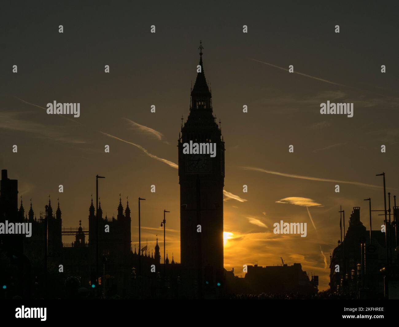 Elizabeth Tower o Big Ben en silouette mientras el sol se pone sobre Londres, Inglaterra. Foto de stock