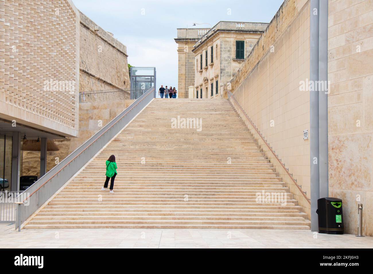 Valletta, Malta - 12 de noviembre de 2022: Proyecto Renzo Piano trae en armonía el edificio del parlamento moderno, enormes escaleras y murallas históricas de fortificación Foto de stock