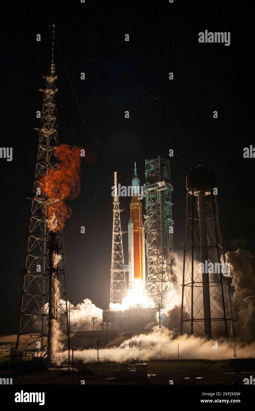 Centro Espacial Kennedy, Estados Unidos de América. 16 de noviembre de 2022. El cohete del Sistema de Lanzamiento Espacial Artemis I de la NASA con la nave espacial Orion enciende los cohetes masivos mientras se despega de la plataforma de lanzamiento 39B en el Centro Espacial Kennedy, el 16 de noviembre de 2022, en Cabo Cañaveral, Florida. Después de varios intentos fallidos, la prueba de vuelo sin tripulación se levantó en la primera prueba de la misión de exploración del espacio profundo. Crédito: Kevin O'Connell y Chris Coleman/NASA/Alamy Live News Foto de stock