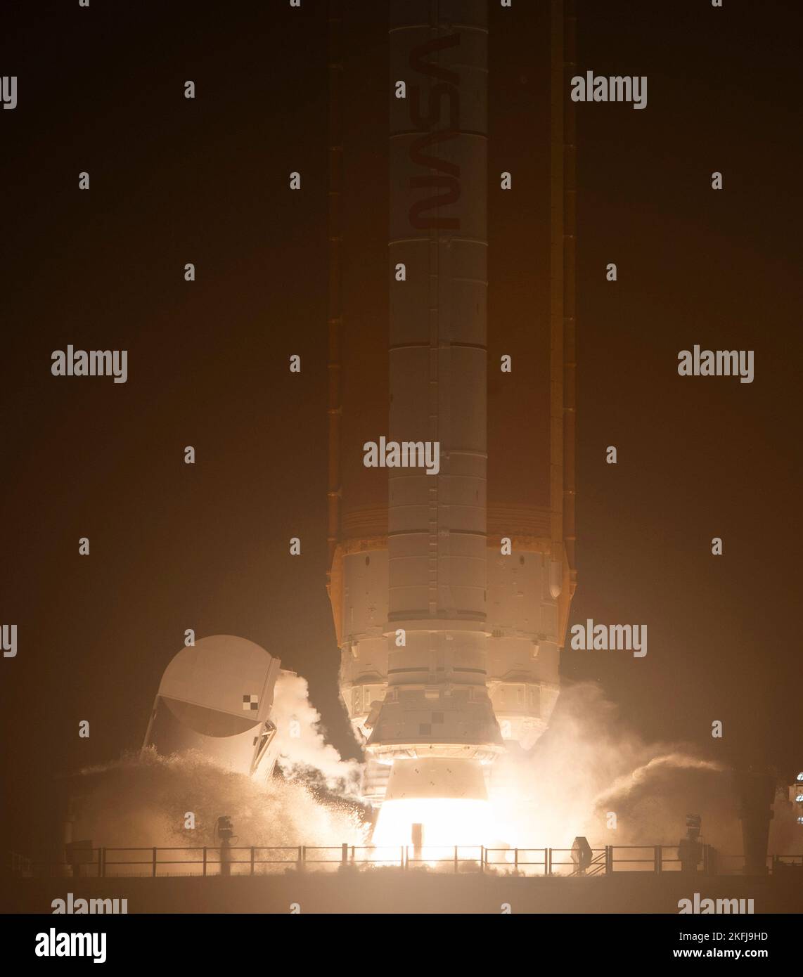 Centro Espacial Kennedy, Estados Unidos de América. 16 de noviembre de 2022. Las llamas se vierten desde los enormes propulsores de cohetes sólidos de elevación súper pesada del Sistema de Lanzamiento Espacial Artemis I de la NASA, que lleva la nave espacial Orion, mientras se despega de la plataforma de lanzamiento 39B en el Centro Espacial Kennedy, el 16 de noviembre de 2022, en Cabo Cañaveral, Florida. Después de varios intentos fallidos, la prueba de vuelo sin tripulación se levantó en la primera prueba de la misión de exploración del espacio profundo. Crédito: Joel Kowsky/NASA/Alamy Live News Foto de stock