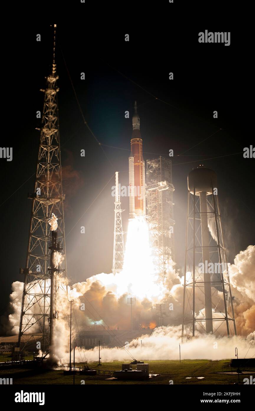 Centro Espacial Kennedy, Estados Unidos de América. 16 de noviembre de 2022. El cohete del Sistema de Lanzamiento Espacial Artemis I de la NASA con la nave espacial Orion enciende los cohetes masivos mientras se despega de la plataforma de lanzamiento 39B en el Centro Espacial Kennedy, el 16 de noviembre de 2022, en Cabo Cañaveral, Florida. Después de varios intentos fallidos, la prueba de vuelo sin tripulación se levantó en la primera prueba de la misión de exploración del espacio profundo. Crédito: Kevin Davis y Chris Coleman/NASA/Alamy Live News Foto de stock