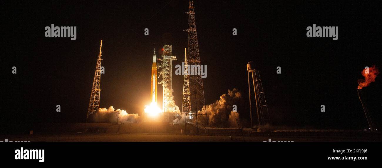 Centro Espacial Kennedy, Estados Unidos de América. 16 de noviembre de 2022. El cohete del Sistema de Lanzamiento Espacial Artemis I de la NASA con la nave espacial Orion enciende los cohetes masivos mientras se despega de la plataforma de lanzamiento 39B en el Centro Espacial Kennedy, el 16 de noviembre de 2022, en Cabo Cañaveral, Florida. Después de varios intentos fallidos, la prueba de vuelo sin tripulación se levantó en la primera prueba de la misión de exploración del espacio profundo. Crédito: Joel Kowsky/NASA/Alamy Live News Foto de stock