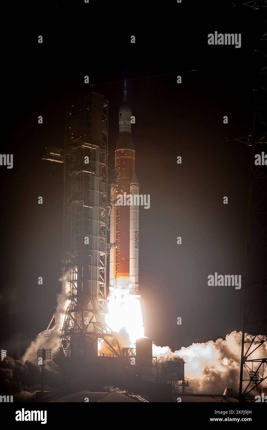 Centro Espacial Kennedy, Estados Unidos de América. 16 de noviembre de 2022. El cohete del Sistema de Lanzamiento Espacial Artemis I de la NASA con la nave espacial Orion enciende los cohetes masivos cuando comienza a estallar desde la plataforma de lanzamiento 39B en el Centro Espacial Kennedy, el 16 de noviembre de 2022, en Cabo Cañaveral, Florida. Después de varios intentos fallidos, la prueba de vuelo sin tripulación se levantó en la primera prueba de la misión de exploración del espacio profundo. Crédito: Kevin Davis y Chris Coleman/NASA/Alamy Live News Foto de stock