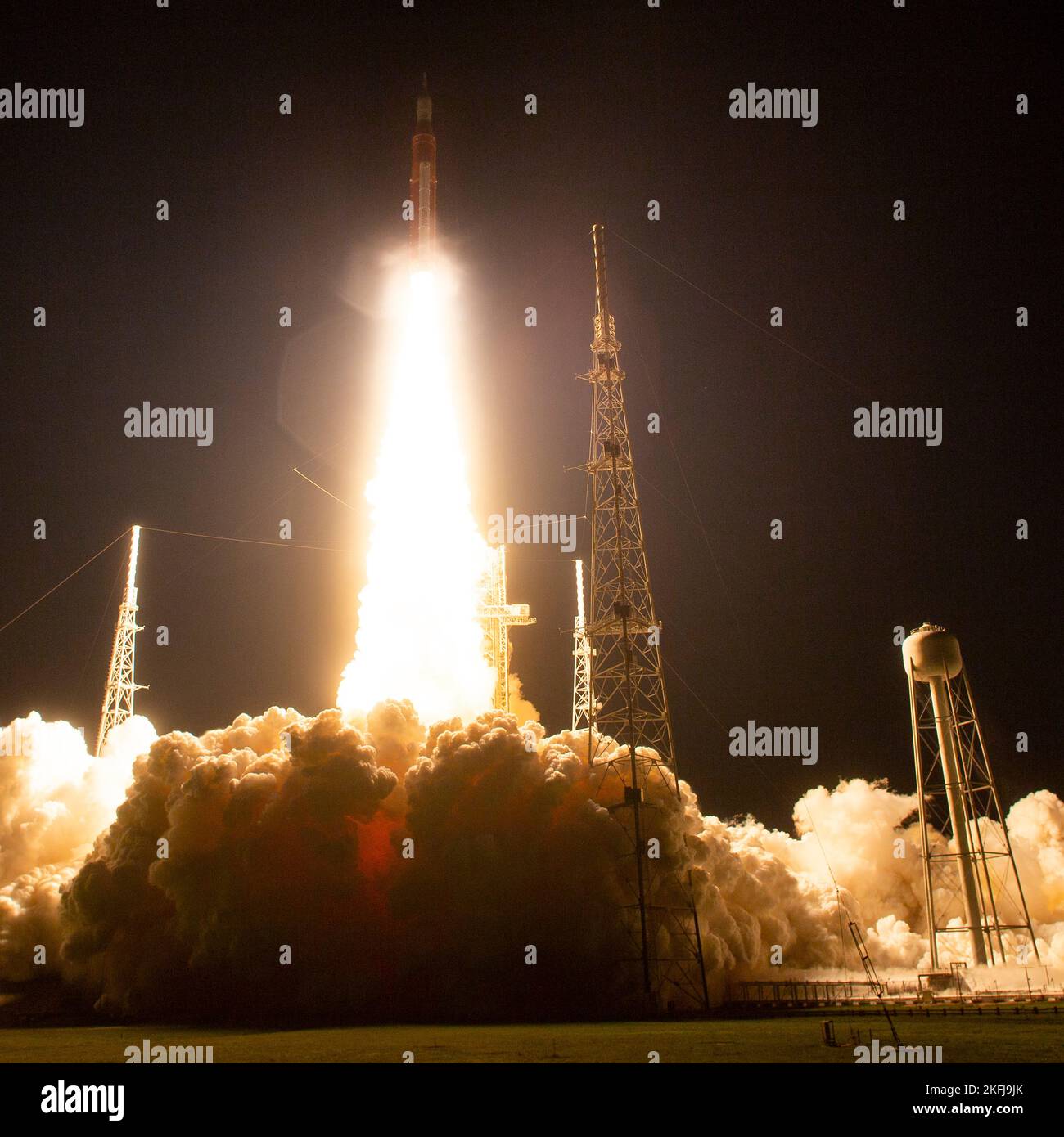 Centro Espacial Kennedy, Estados Unidos de América. 16 de noviembre de 2022. El cohete del Sistema de Lanzamiento Espacial Artemis I de la NASA, con la nave espacial Orion, sale de la plataforma de lanzamiento 39B en el Centro Espacial Kennedy, el 16 de noviembre de 2022, en Cabo Cañaveral, Florida. Después de varios intentos fallidos, la prueba de vuelo sin tripulación se levantó en la primera prueba de la misión de exploración del espacio profundo. Crédito: Joel Kowsky/NASA/Alamy Live News Foto de stock