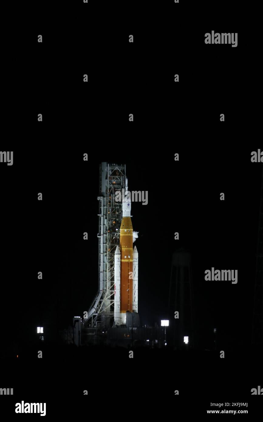 Centro Espacial Kennedy, Estados Unidos de América. 16 de noviembre de 2022. El cohete del Sistema de Lanzamiento Espacial Artemis I de la NASA con la nave espacial Orion se prepara para el encendido en la plataforma de lanzamiento 39B en el Centro Espacial Kennedy, el 16 de noviembre de 2022, en Cabo Cañaveral, Florida. Después de varios intentos fallidos, la prueba de vuelo sin tripulación se levantó en la primera prueba de la misión de exploración del espacio profundo. Crédito: Isaac Watson/NASA/Alamy Live News Foto de stock