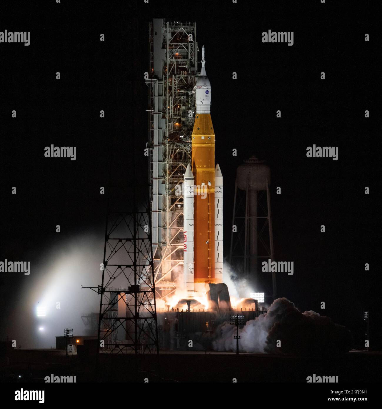 Centro Espacial Kennedy, Estados Unidos de América. 16 de noviembre de 2022. Las llamas se vierten desde los enormes propulsores de cohetes sólidos de elevación súper pesada del Sistema de Lanzamiento Espacial Artemis I de la NASA, que lleva la nave espacial Orion, mientras se despega de la plataforma de lanzamiento 39B en el Centro Espacial Kennedy, el 16 de noviembre de 2022, en Cabo Cañaveral, Florida. Después de varios intentos fallidos, la prueba de vuelo sin tripulación se levantó en la primera prueba de la misión de exploración del espacio profundo. Crédito: Joel Kowsky/NASA/Alamy Live News Foto de stock