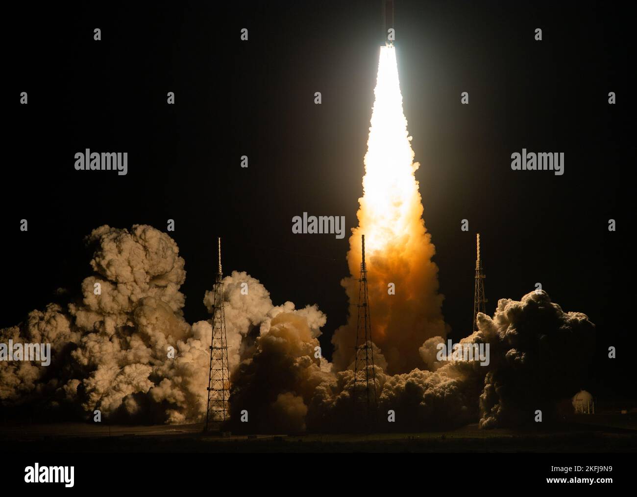 Centro Espacial Kennedy, Estados Unidos de América. 16 de noviembre de 2022. El Sistema de Lanzamiento Espacial Artemis I de la NASA, que lleva la nave espacial Orion, sale de la plataforma de lanzamiento 39B en el Centro Espacial Kennedy, el 16 de noviembre de 2022, en Cabo Cañaveral, Florida. Después de varios intentos fallidos, la prueba de vuelo sin tripulación se levantó en la primera prueba de la misión de exploración del espacio profundo. Crédito: Joel Kowsky/NASA/Alamy Live News Foto de stock
