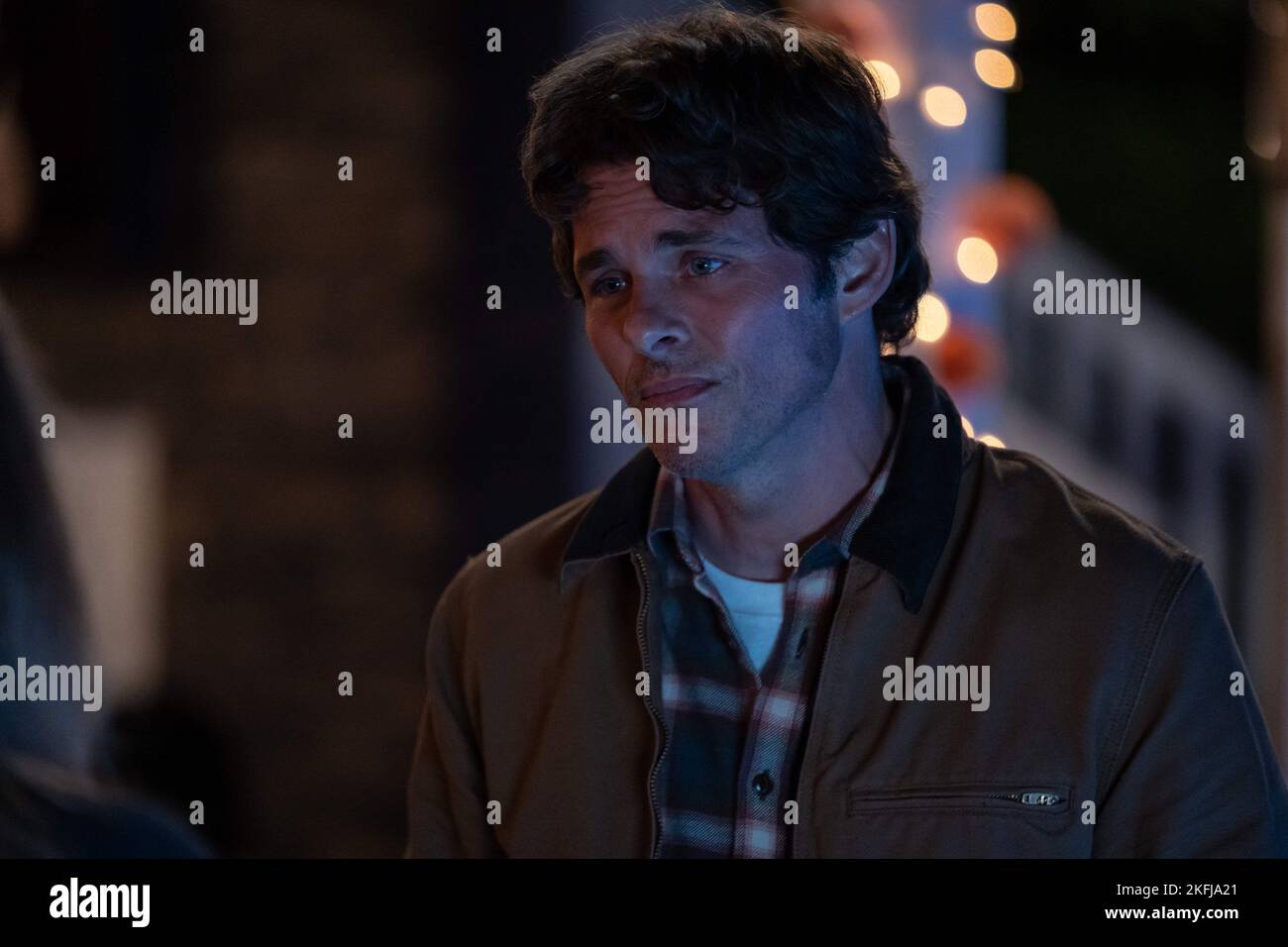 JAMES MARSDEN, 'Dead to Me' Season 3 (2022). Crédito de la foto: Saeed Adyani/Netflix Foto de stock