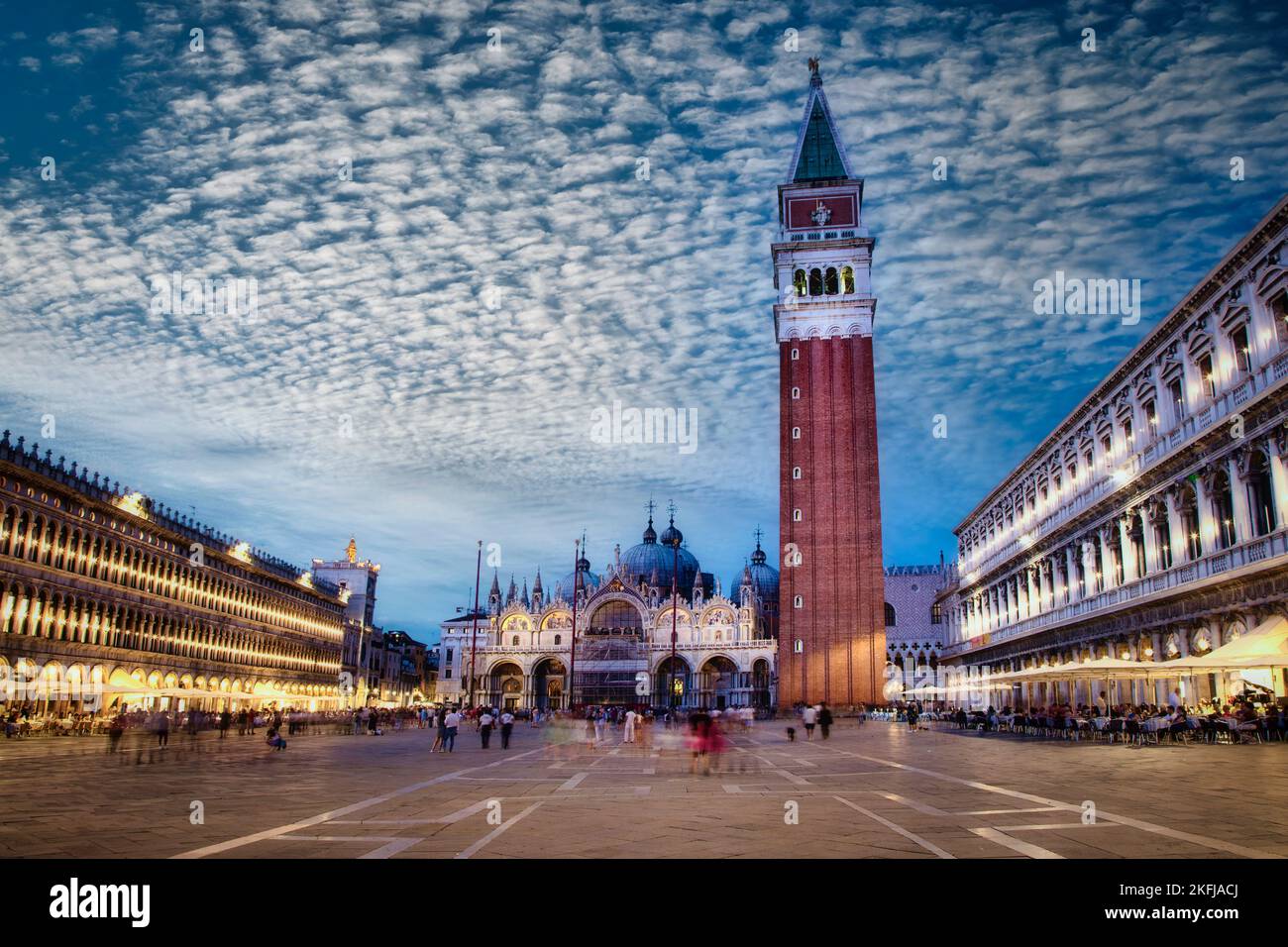 Las multitudes se diluyen al atardecer en la Piazza San Marco, Venecia, Italia. Foto de stock