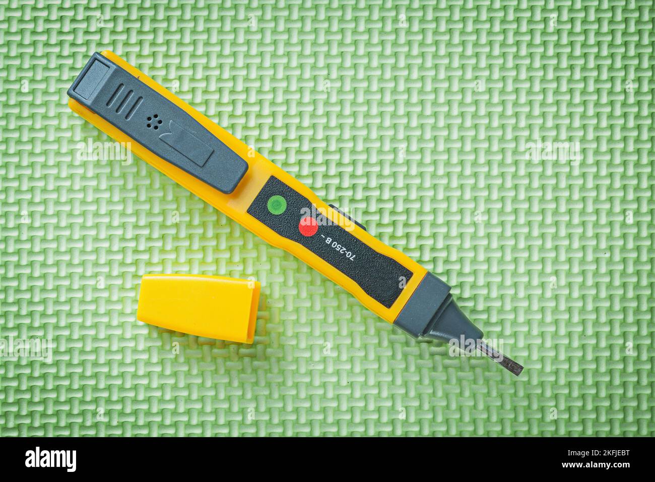 Comprobador eléctrico detector en concepto de electricidad de fondo verde  Fotografía de stock - Alamy