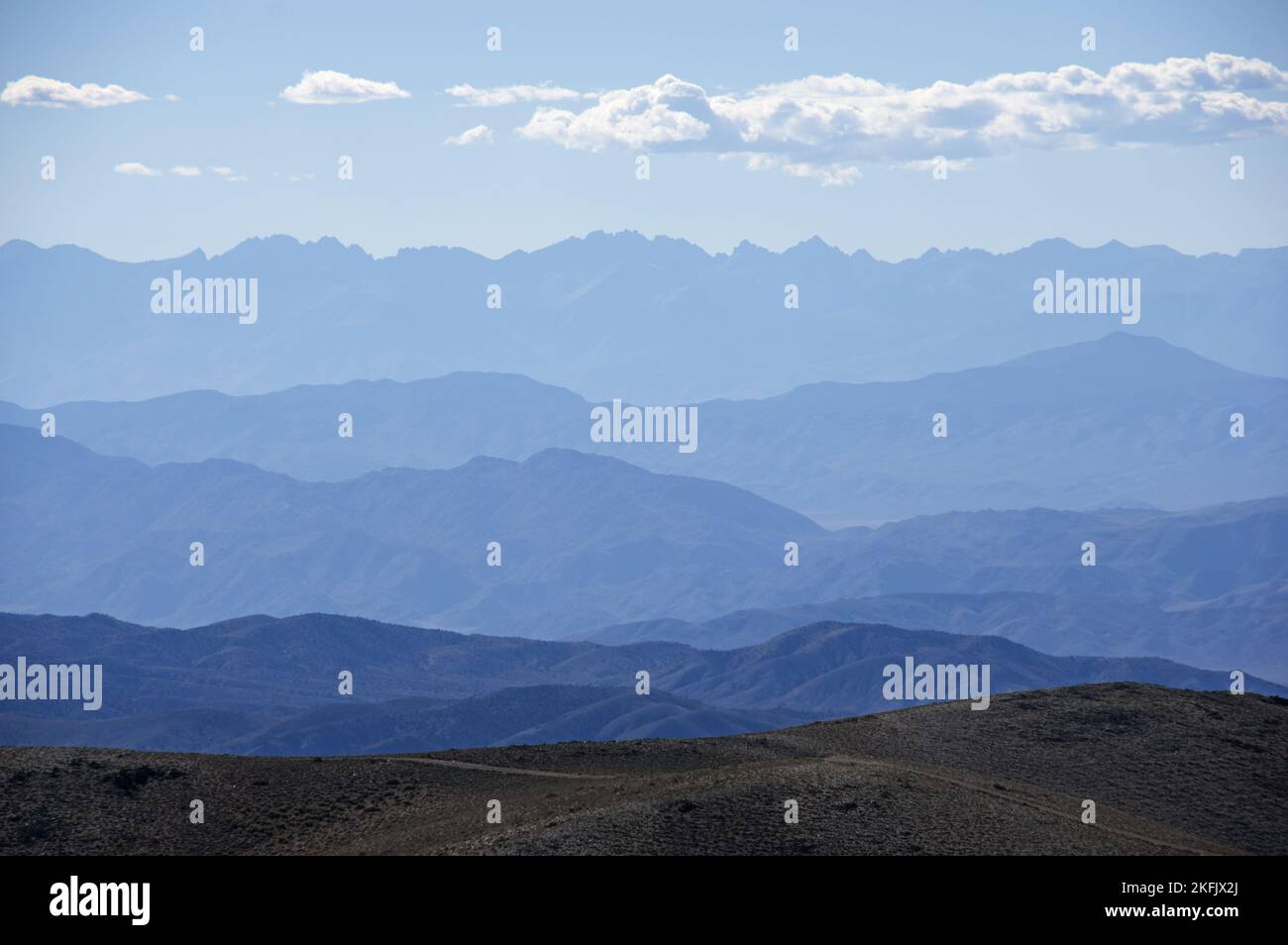 Múltiples líneas del horizonte en Nevada que conducen hasta la distante cresta de California Sierra Nevada Foto de stock
