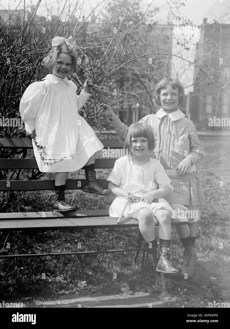 Carlton, George y Jou-Jou Colt, 1913. Nietos de LeBaron Bradford Colt, Senador de Rhode Island. El niño sentado sostiene una pistola de juguete. Foto de stock