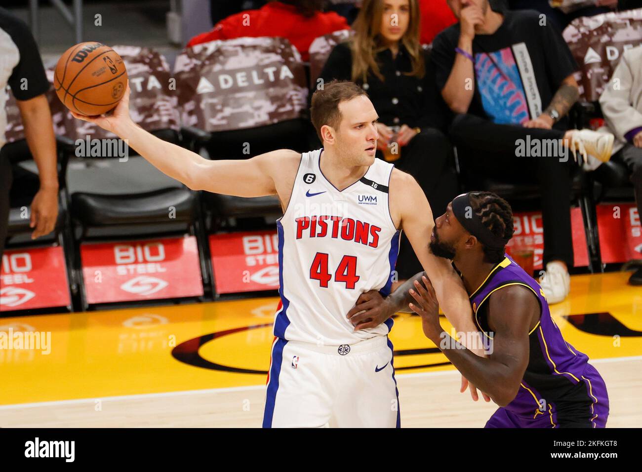 Arena posponer difícil de complacer 18 de noviembre de 2022, Los Angeles, California, EE.UU.: Detroit Pistons  Forward Bojan Bogdanovic (44) es defendido por el guardia de Los Angeles  Lakers Patrick Beverley (21) durante un partido de baloncesto