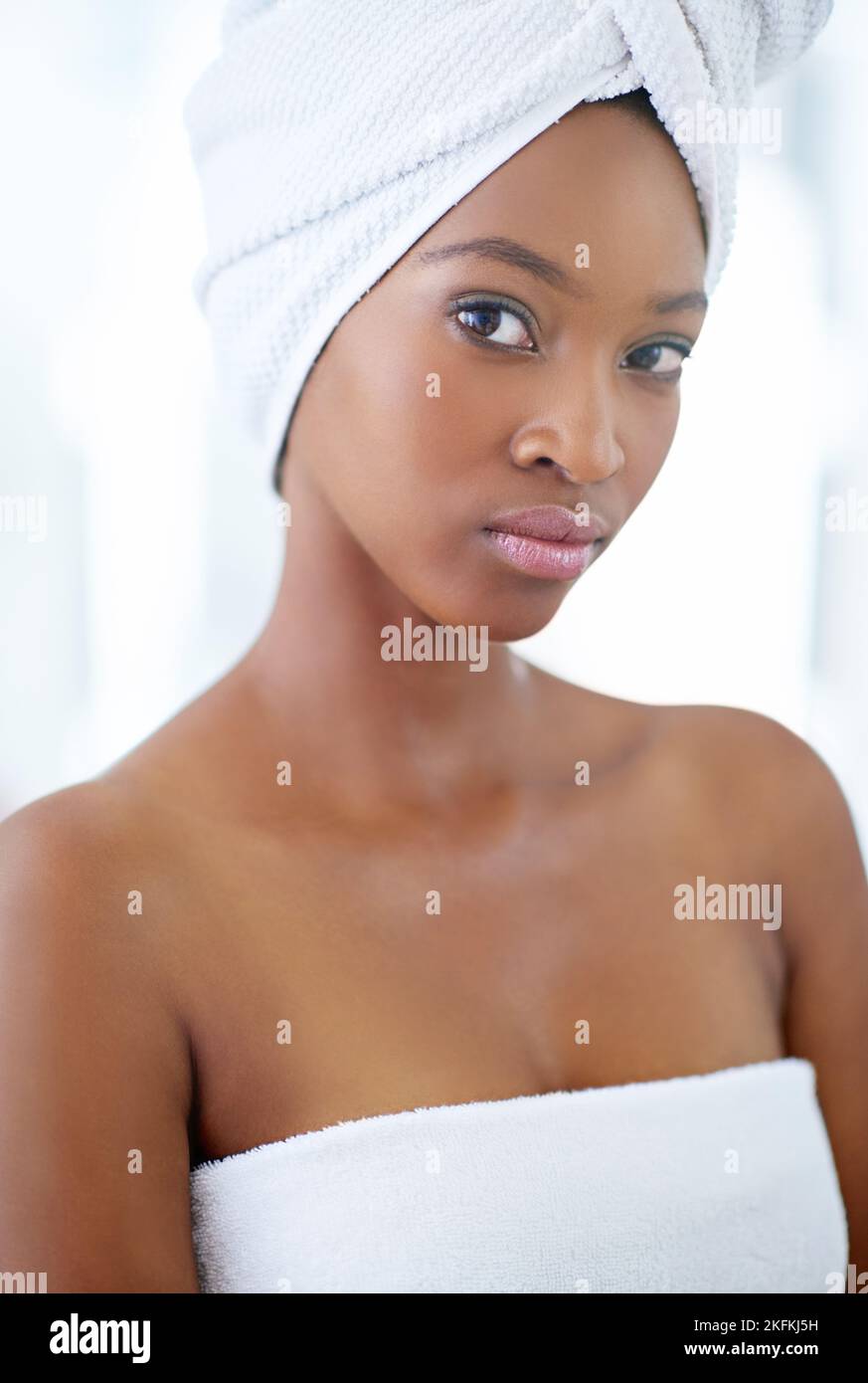 Es hora de tomar en serio el cuidado de la piel. Una mujer joven y hermosa durante su rutina diaria de belleza. Foto de stock