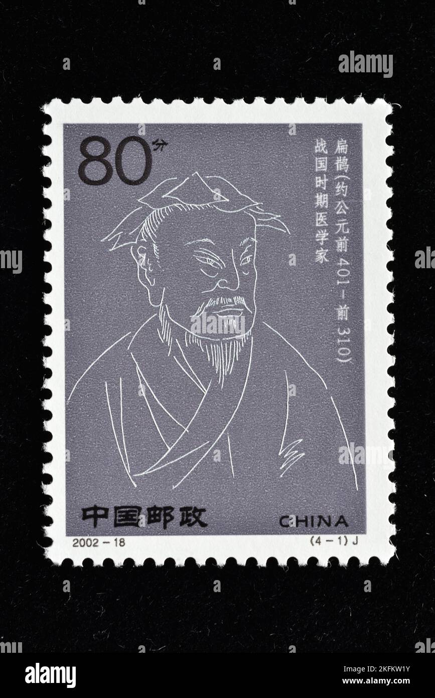 CHINA - CIRCA 2002: Un sello impreso en China muestra a 2002-18 científico chino antiguo - Bian Que científico médico zhan país , circa 2002 Foto de stock