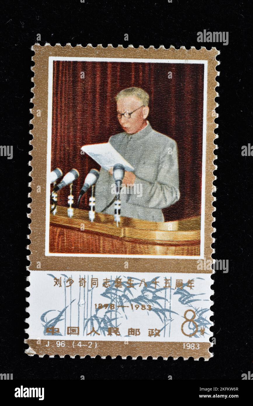 CHINA - CIRCA 1983: Un sello impreso en China muestra 85th Anniv. Del Nacimiento de Liu Shaoqi , circa 1983 Foto de stock