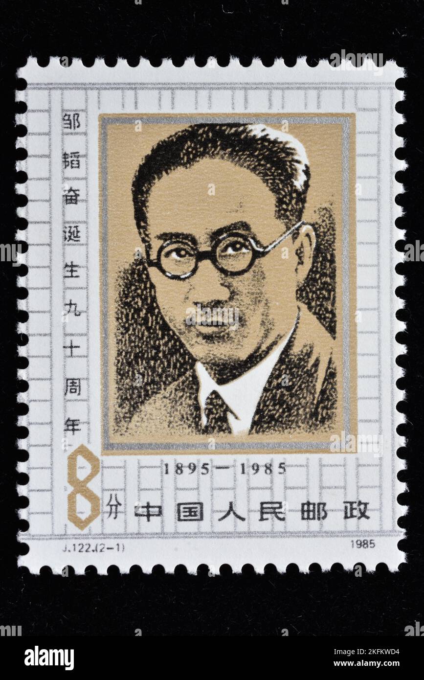 CHINA - CIRCA 1985: Un sello impreso en China muestra 90th Anniv. Del nacimiento de Zou Taofen - Retrato de Zou Taofen , circa 1985 Foto de stock