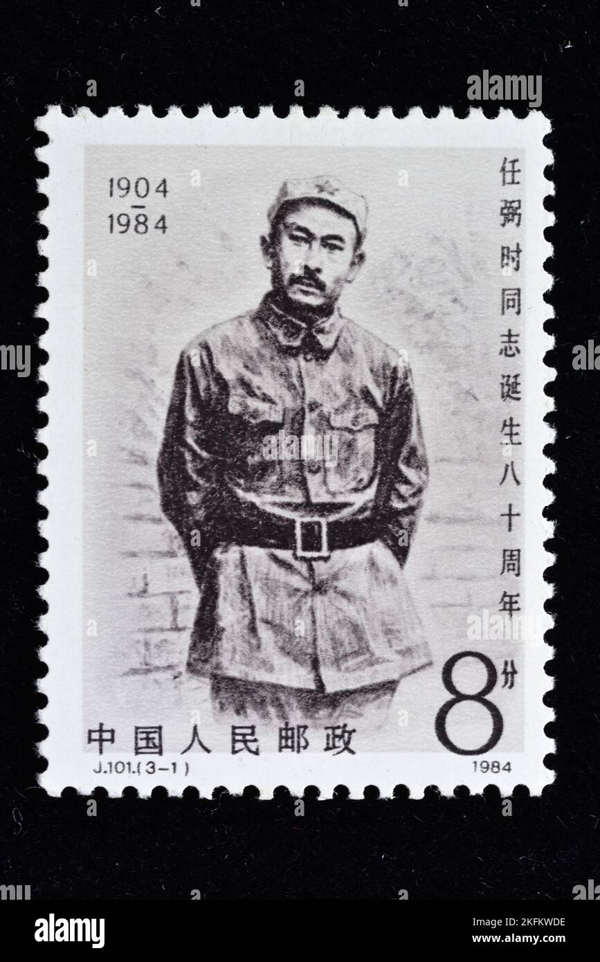 CHINA - CIRCA 1984: Un sello impreso en China muestra 80th Anniv. De Nacimiento de Ren Bishi en el camino de Larga Marcha, circa 1984 Foto de stock