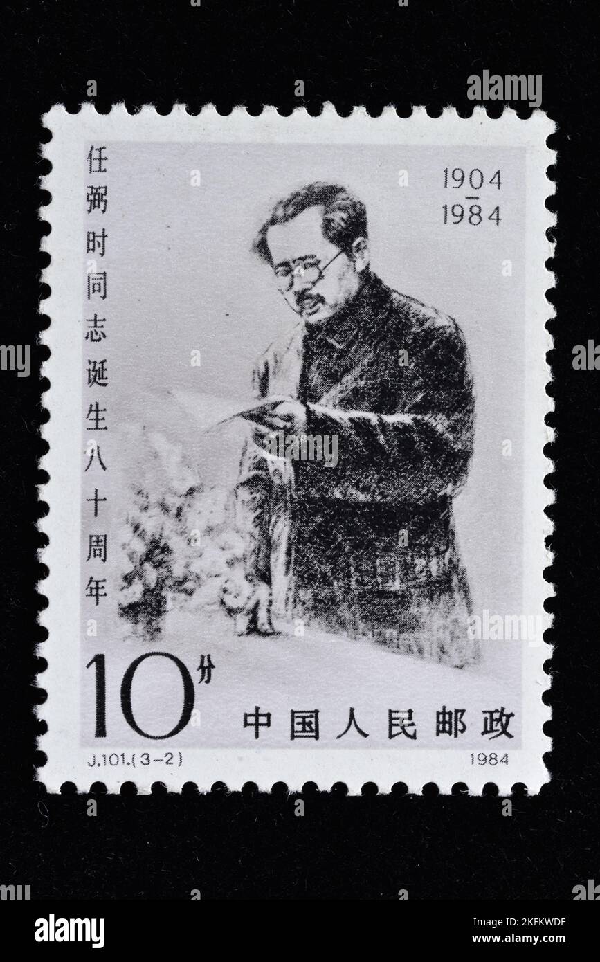 CHINA - CIRCA 1984: Un sello impreso en China muestra 80th Anniv. De Nacimiento de Ren Bishi habló en el congreso El Congreso de Representantes CCP'7th , cir Foto de stock