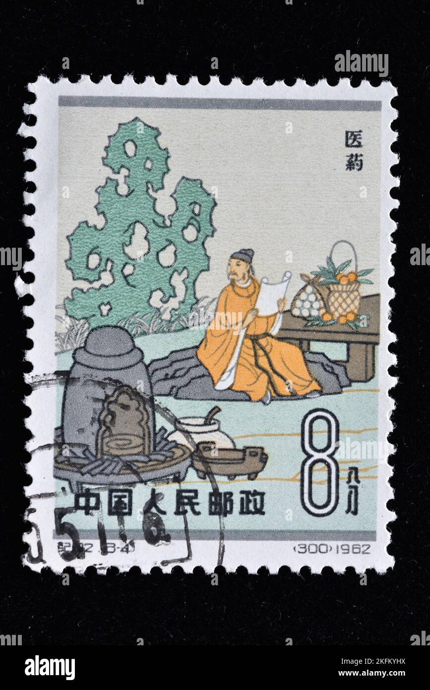 CHINA - CIRCA 1962: Un sello impreso en China muestra a C92 científicos de la antigua medicina china tradicional , circa 1962 Foto de stock