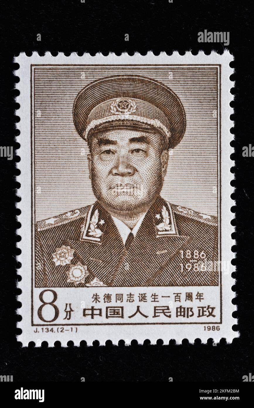 CHINA - CIRCA 1986: Un sello impreso en China muestra el Centenario del Nacimiento de Zhu De Retrato del Mariscal Zhu De , circa 1986 Foto de stock