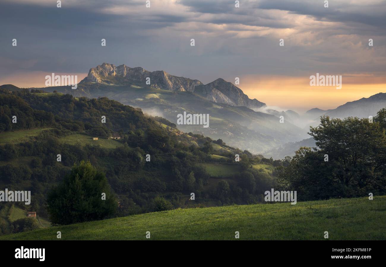 Hermosa luz sobre la Montaña Monsacro al amanecer, Asturias Foto de stock