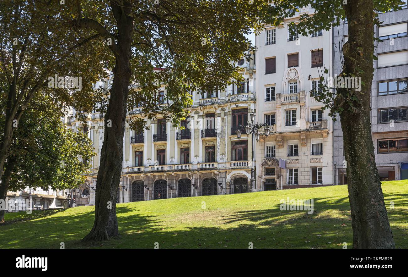 Hermosos edificios vistos desde el Parque de San Francisco en Oviedo, España Foto de stock
