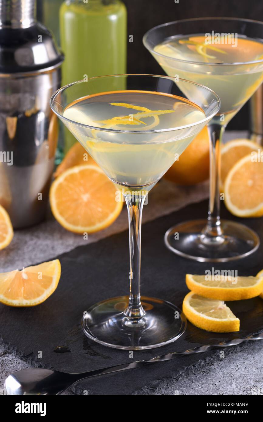 El martini de limón con ralladura ofrece toque sofisticado a un cóctel. Este ligero y sabroso combina vodka, licor de naranja y ju de limón fresco Fotografía de stock -