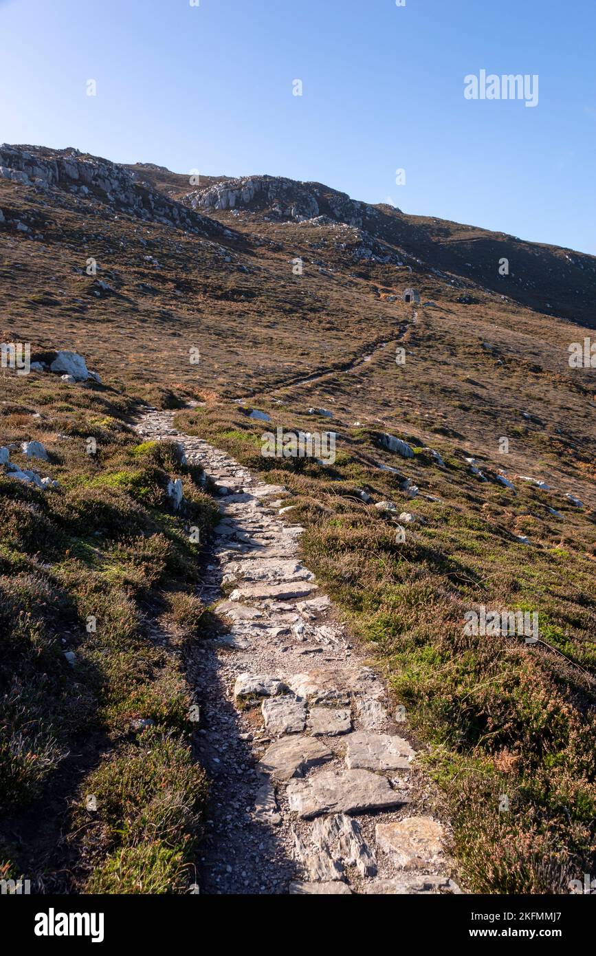 Ruta de la costa a North Stack desde Breakwater Country Park, Holyhead, Anglesey, Gales del Norte. Foto de stock