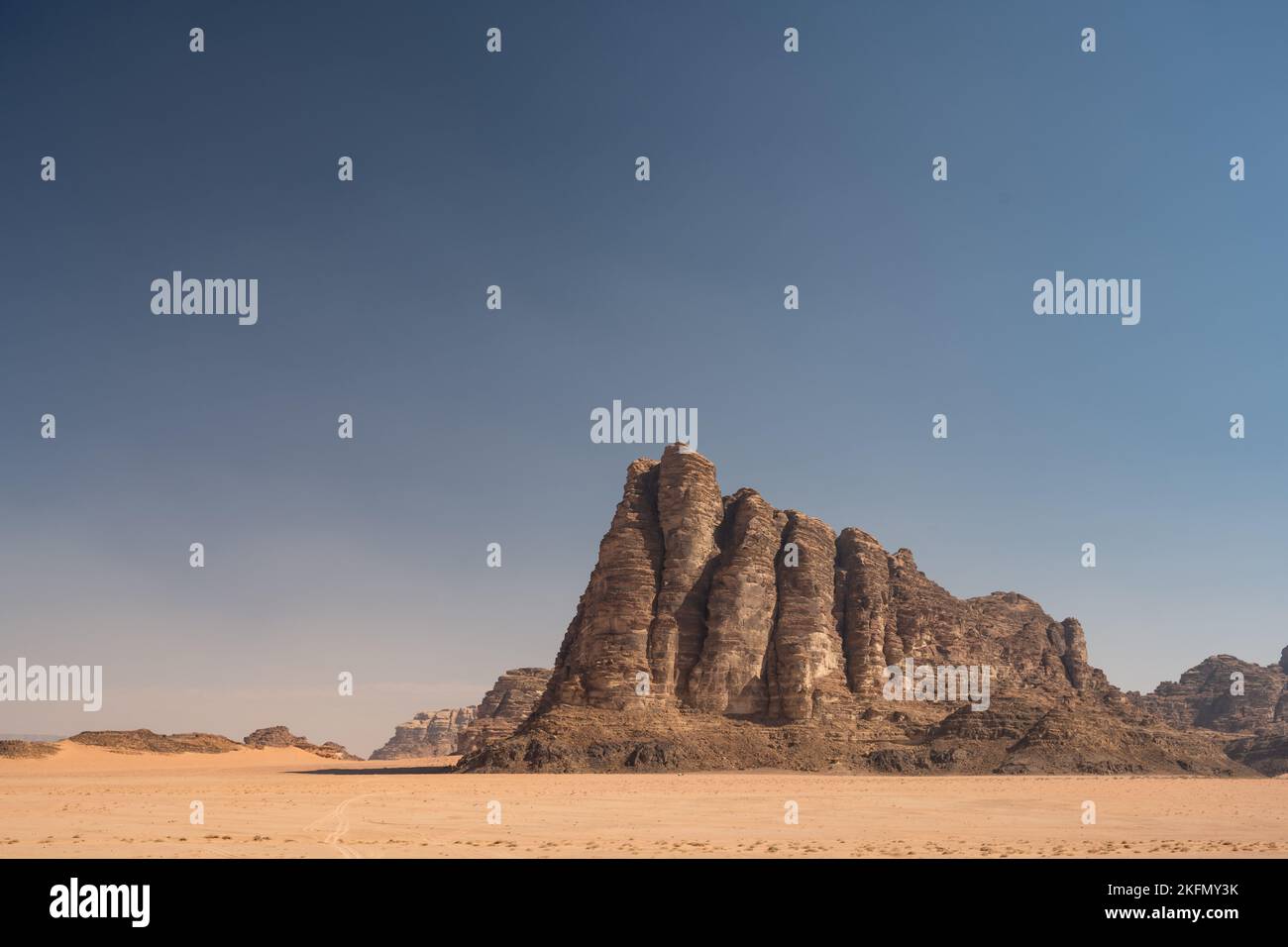 Siete Pilares de Sabiduría o Montaña Jabal al-Mazmar en el Desierto de Wadi Rum, Jordania Foto de stock