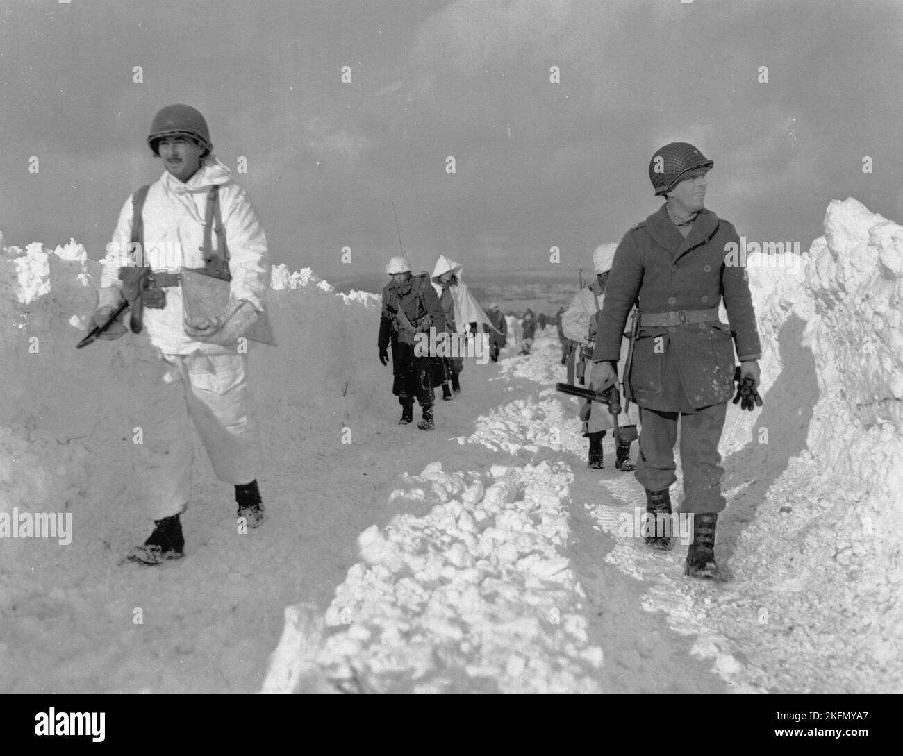 ARDENNES, BÉLGICA - Diciembre 1944 - Soldados del Ejército de los Estados Unidos se desplazan a través de la región de Ardennes de Bélgica durante el sangriento contraataque de los alemanes en Th Foto de stock