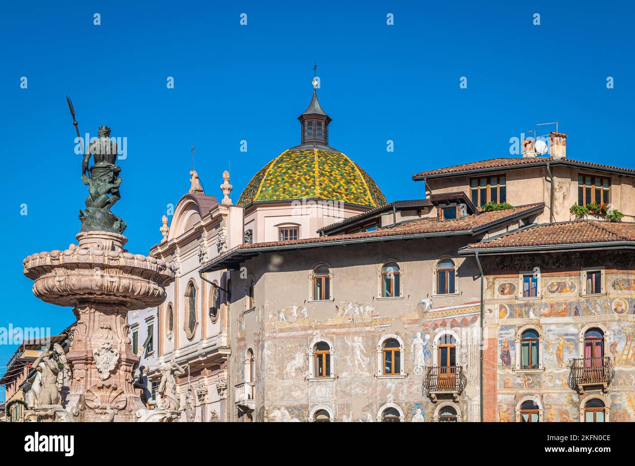 Ciudad de Trento: Vista de la plaza del Duomo y la fuente de Neptuno con la gente. Trento es una capital de la provincia de Trentino Alto en el norte de Italia - Foto de stock