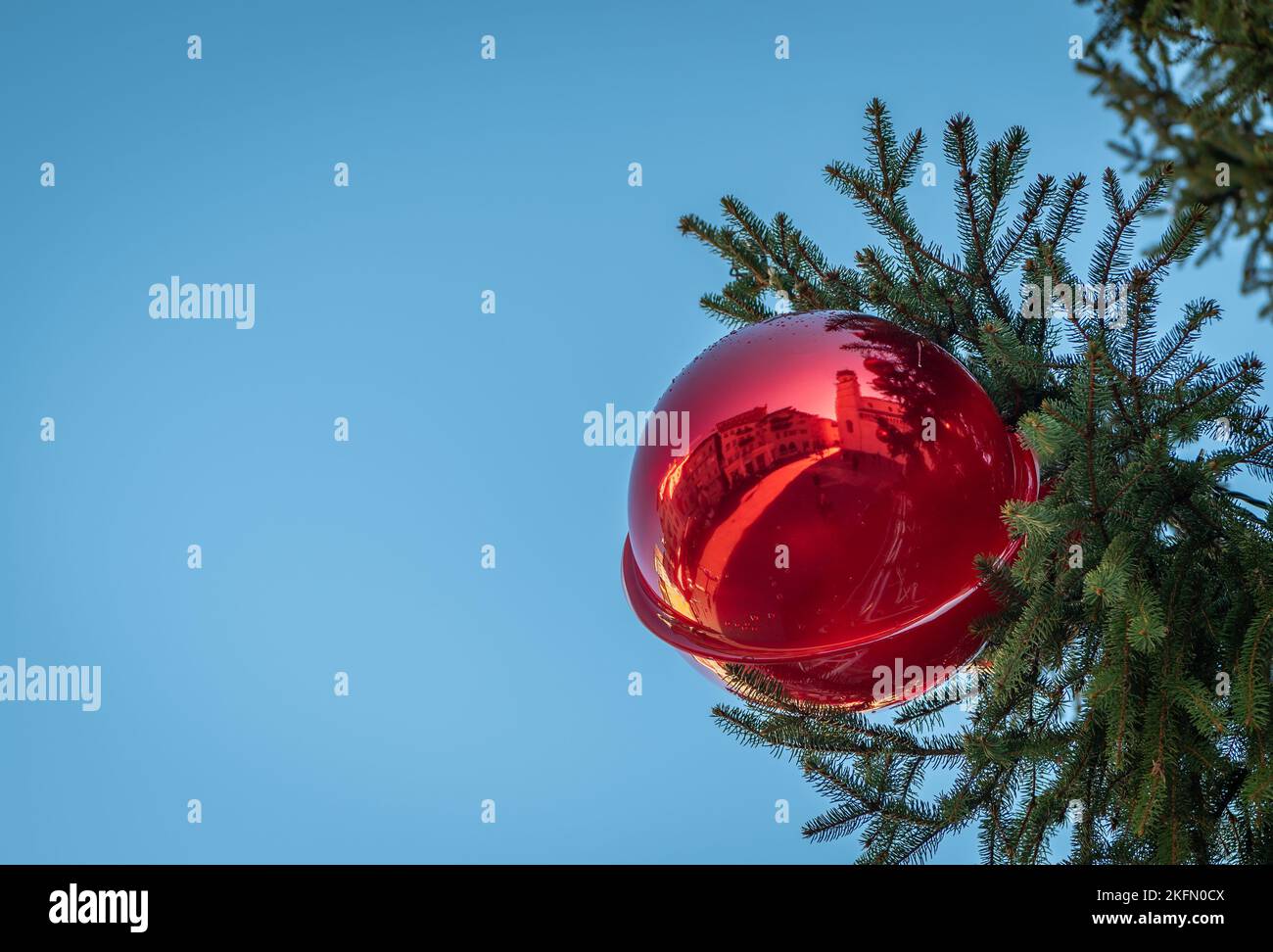 Trento de Navidad: Árbol de Navidad decorado con bolas rojas con reflexión - Trentino Alto Adige - norte de Italia Foto de stock