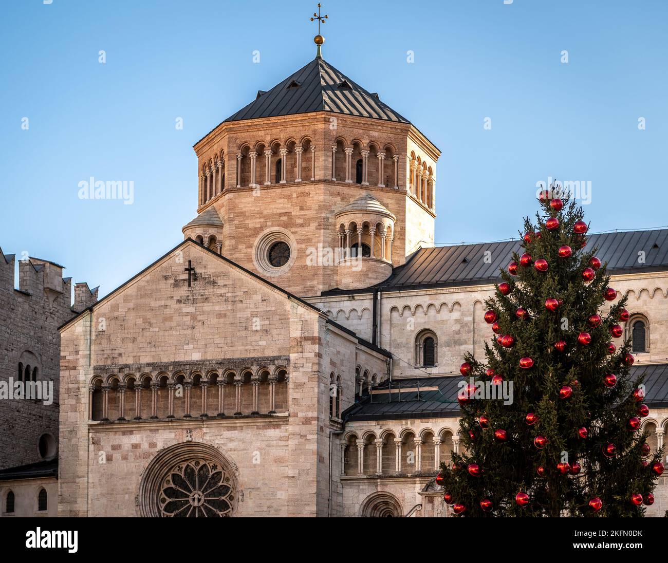 Trento Navidad, campanario de la Catedral en la Piazza del Duomo en Trento con árbol de Navidad - Trento ciudad, Trentino Alto Adige - norte de Italia, Foto de stock