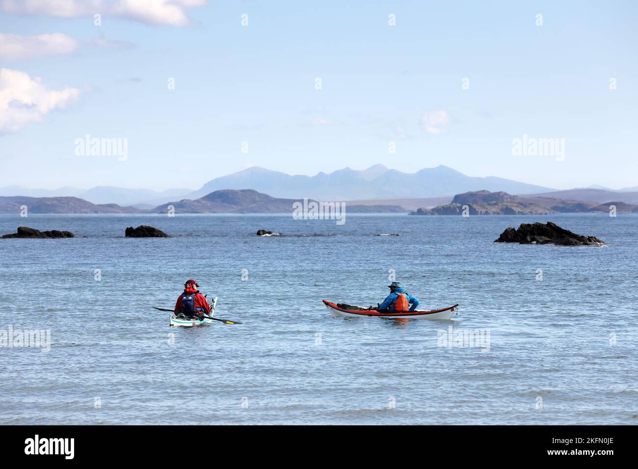 Dos personas remando en un kayak de mar en la costa cerca de Mellon Udrigle, Wester Ross, Escocia, Reino Unido Foto de stock