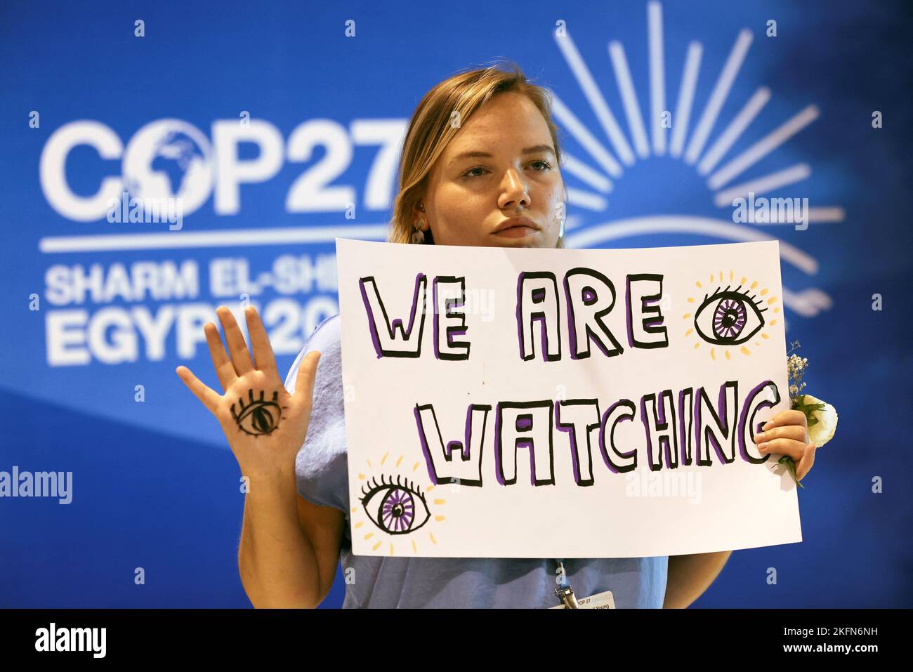 Un activista del clima participa en una protesta, durante la cumbre climática del COP27, en Sharm el-Sheikh, Egipto, el 19 de noviembre de 2022. REUTERS/Mohamed Abd El Ghany Foto de stock