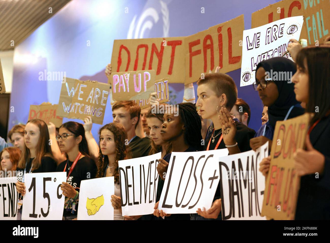 Activistas climáticos participan en una protesta, durante la cumbre climática del COP27, en Sharm el-Sheikh, Egipto, el 19 de noviembre de 2022. REUTERS/Mohamed Abd El Ghany Foto de stock