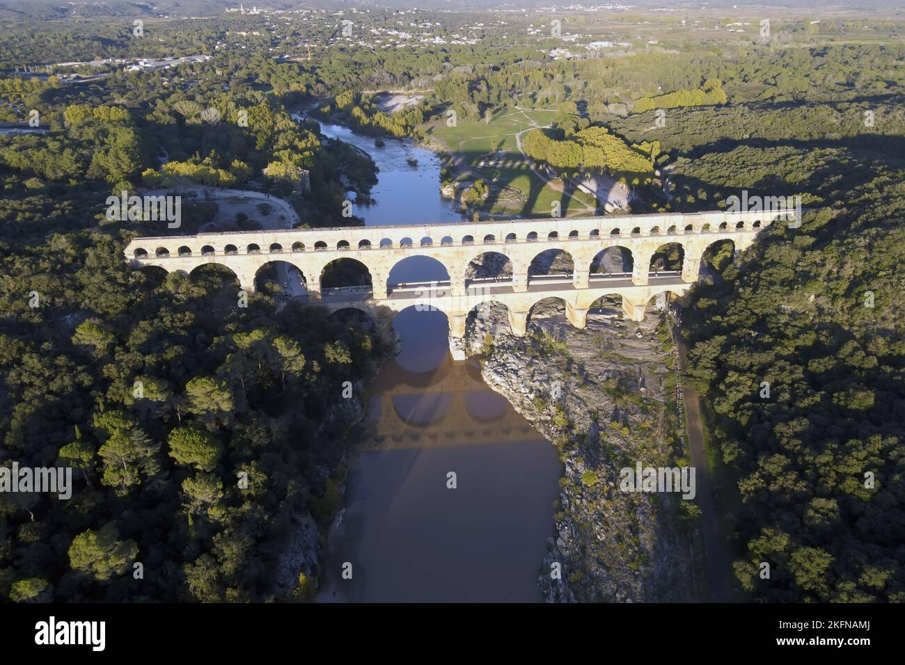 El 'Pont du Gard' es un antiguo puente acueducto romano construido en el siglo I dC para llevar agua (31 millas). Fue añadido a la lista de la UNESCO de World He Foto de stock
