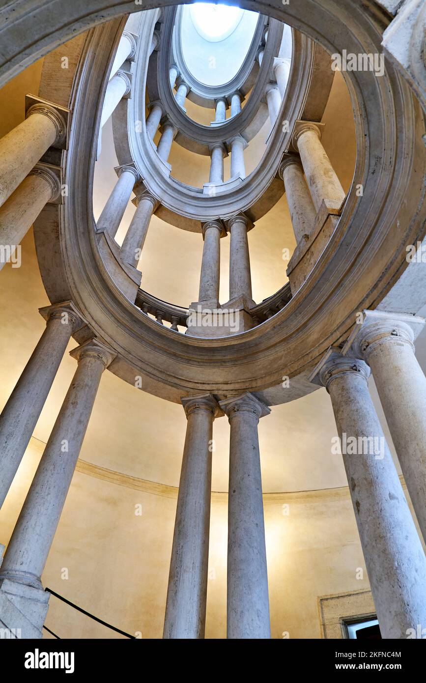Roma Lazio Italia. La Galleria Nazionale d'Arte Antica, un museo de arte en el Palazzo Barberini. La escalera helicoidal de Borromini Foto de stock