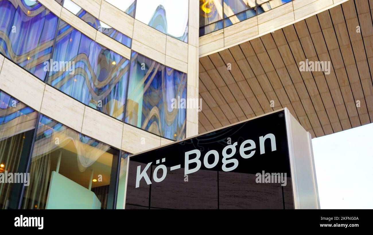 Arquitectura moderna del lujoso complejo 'Kö-Bogen' de Daniel Libeskind en el centro de Düsseldorf/Alemania. Foto de stock