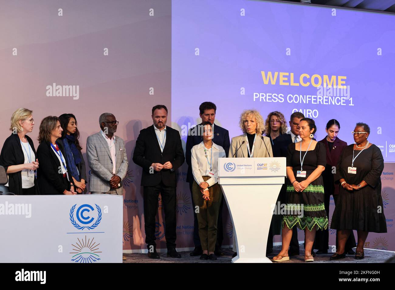 Representantes de la República de las Islas Marshall celebran una conferencia de prensa durante la cumbre climática del COP27, en Sharm el-Sheikh, Egipto, el 19 de noviembre de 2022. REUTERS/Mohamed Abd El Ghany Foto de stock